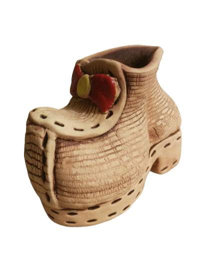 Pottery sculpture "big leather shoes"